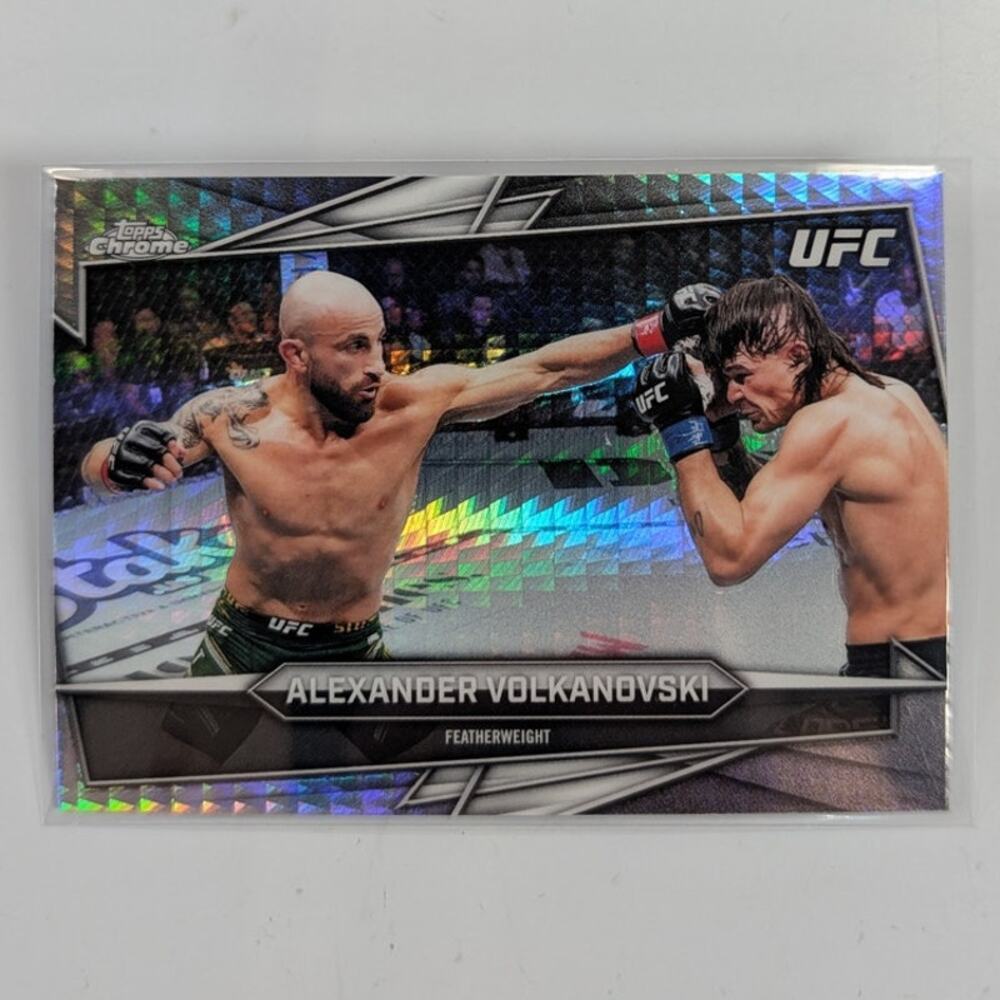 2026 Topps Chrome UFC Alexander Volkanovski #30 Prism Refractor Parallel